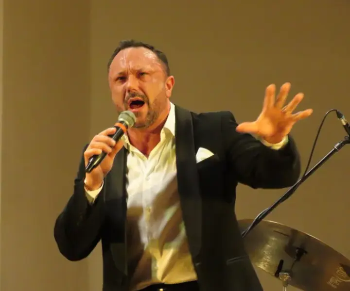 Mirosław Niewiadomski życiorys: od chórzysty do uznanego tenora operowego