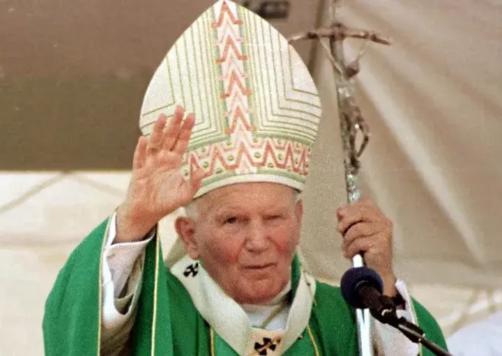 Jak się nazywa nakrycie głowy biskupów i co naprawdę symbolizuje?