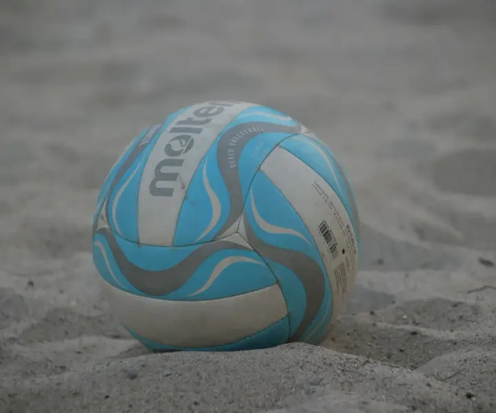Jaką piłkę do siatkówki plażowej wybrać, aby uniknąć rozczarowania?
