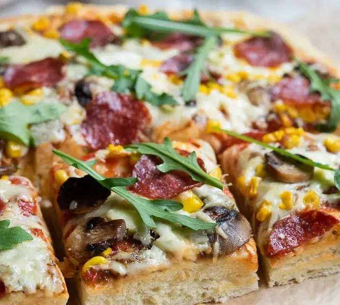 Pyszna pizza domowa na grubym cieście. Prosty przepis krok po kroku