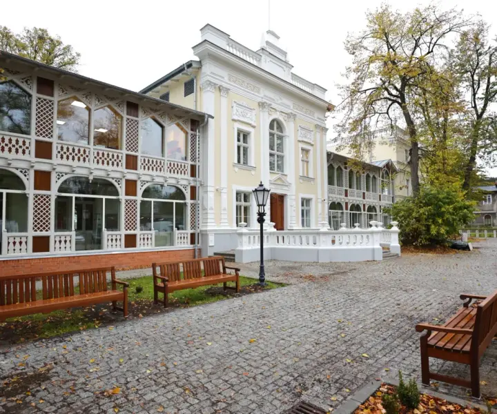 Dom Zdrojowy w Brzeźnie - Tło historyczne i zwiedzanie. Poradnik
