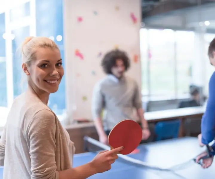 Tenis stołowy ile setów? Poznaj zasady i różne formaty rozgrywek