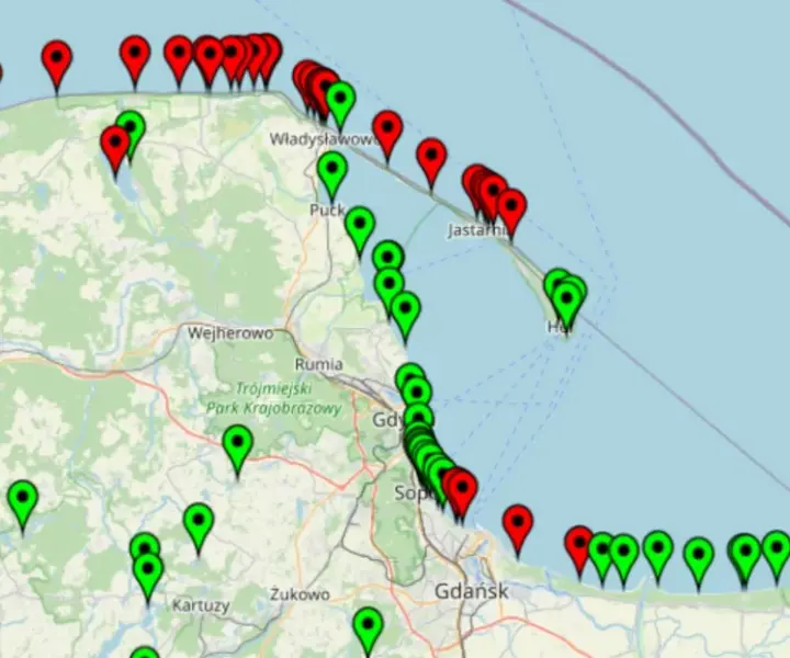 Gdzie sinice nad Bałtykiem? Aktualna mapa zamkniętych kąpielisk 2025