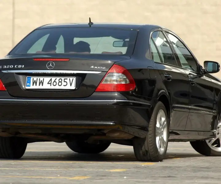 Ile oleju do silnika w Mercedesie W211? Sprawdź, by nie przepłacić