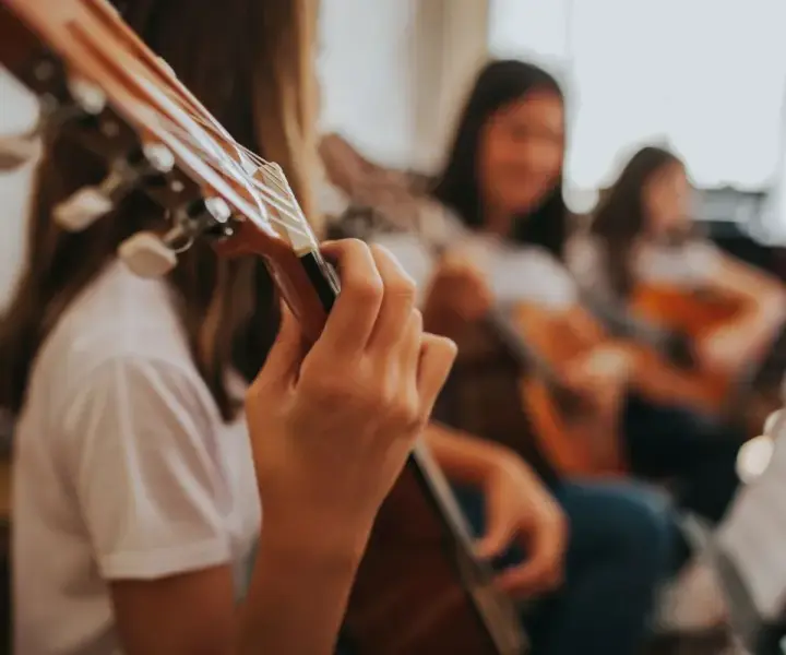 Muzyka w szkole: Do której klasy jest obowiązkowa? Wyjaśniamy