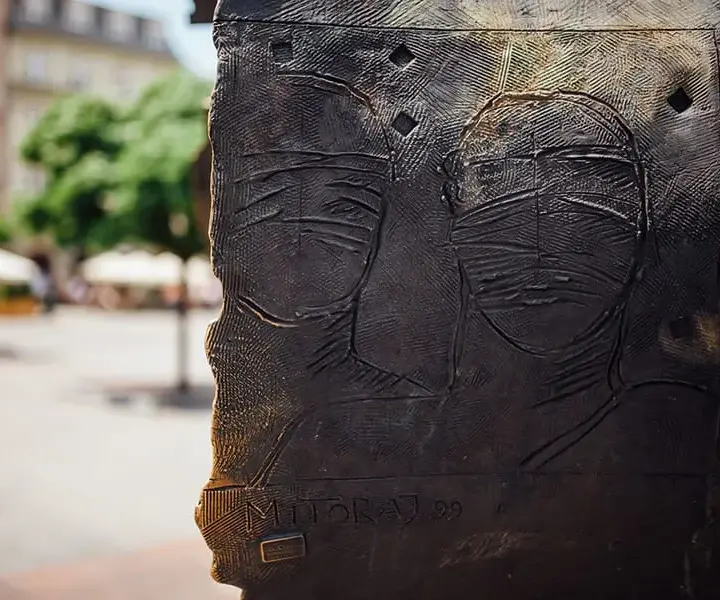 Głowa Mitoraja w Krakowie: historia, znaczenie i lokalizacja rzeźby