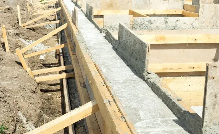 Ława czy płyta fundamentowa: Jak wybrać najlepszy fundament