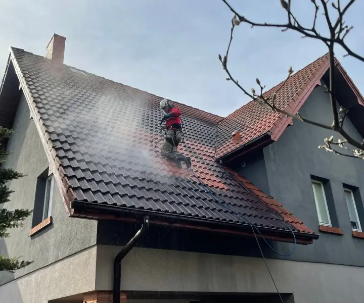 Skuteczne sposoby, jak umyć dachówkę z sadzy, aby uniknąć zniszczeń