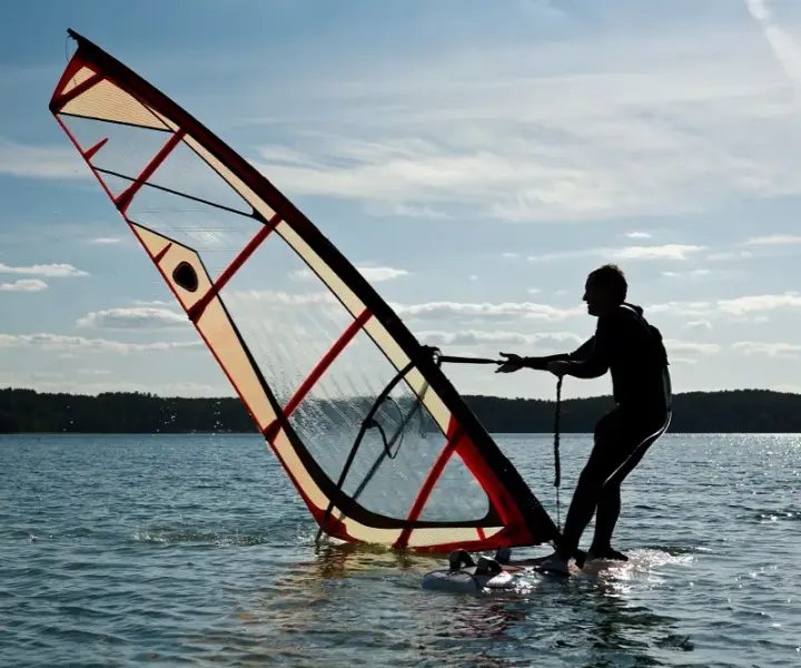 Jak dobrać deskę do windsurfingu, aby uniknąć błędów początkujących