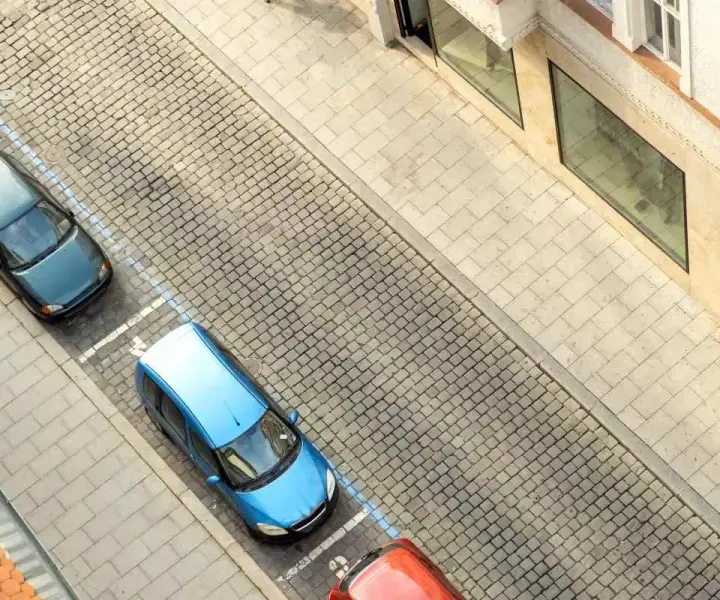 Ile kosztuje miejsce parkingowe pod blokiem - Co się bardziej opłaca?