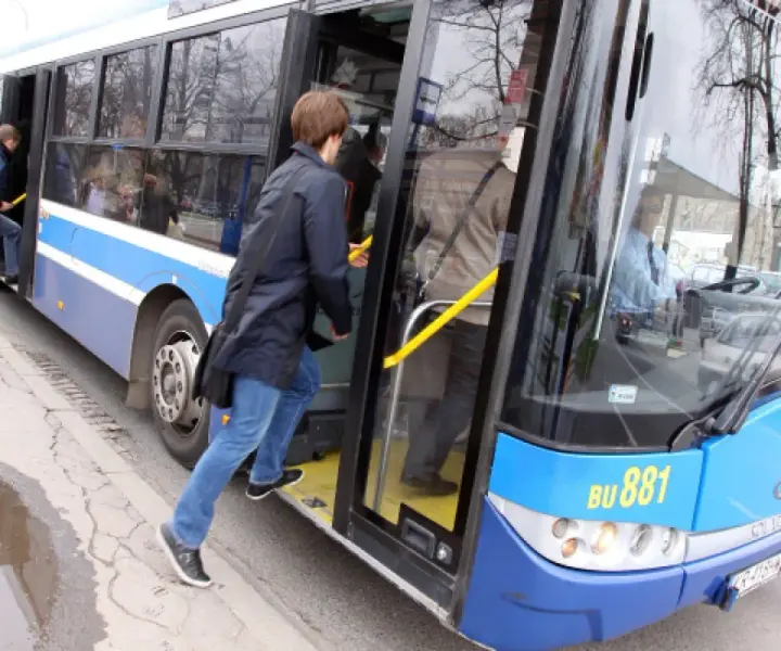 Jak dojechać do osiedla szkolnego w Krakowie - najlepsze trasy i transport