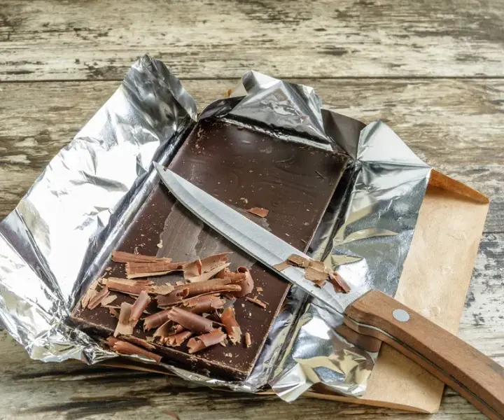 Proste sposoby na wiórki czekoladowe na tort, które zaskoczą gości