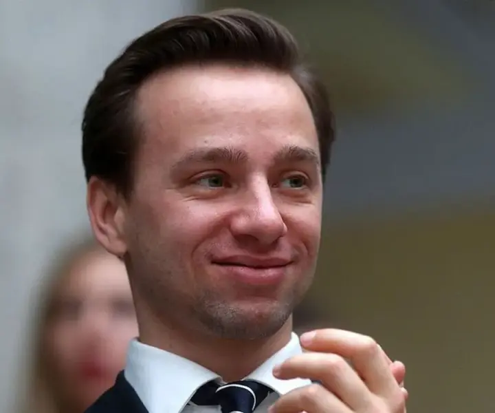 Czy Bosak ma studia? Odkryj, dlaczego nie ukończył żadnego kierunku
