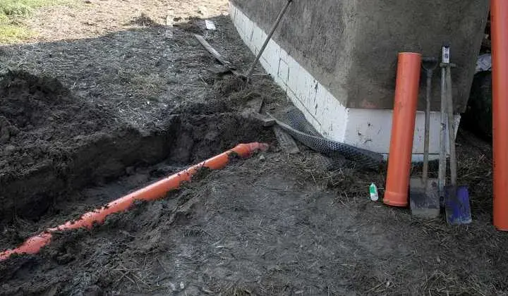 Jak zamontować rurę do szamba w ogrodzeniu: Prosty poradnik