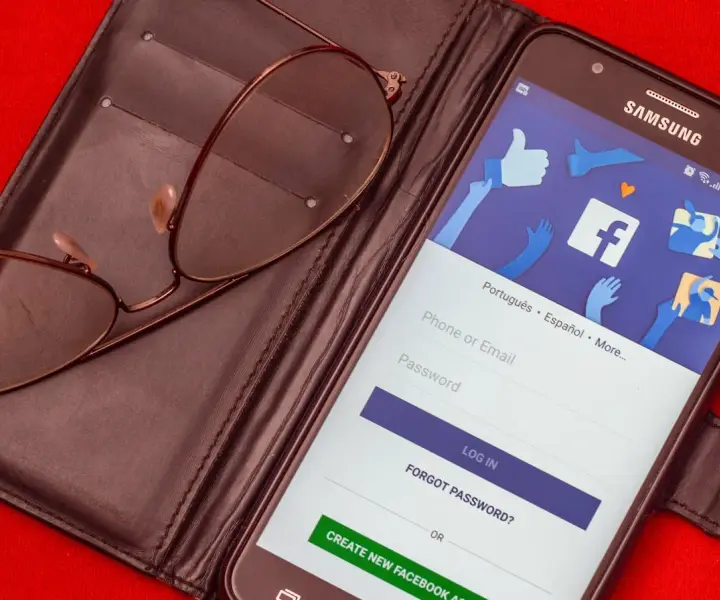 Jak włączyć tłumaczenie na Facebooku? Rozwiąż problem z językiem!