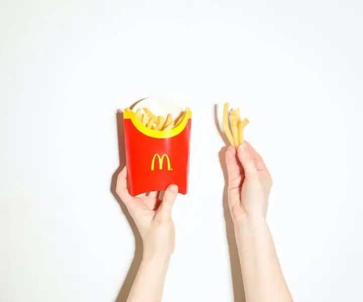 Ile zarabia pracownik młodociany w McDonald's? Sprawdź stawki i korzyści