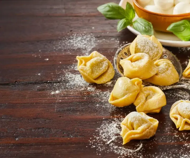 Z czym podawać tortellini ze szpinakiem – najlepsze sosy i dodatki