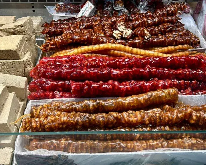 Najlepsze zakupy na Łotwie: lokalne produkty i pamiątki warte uwagi