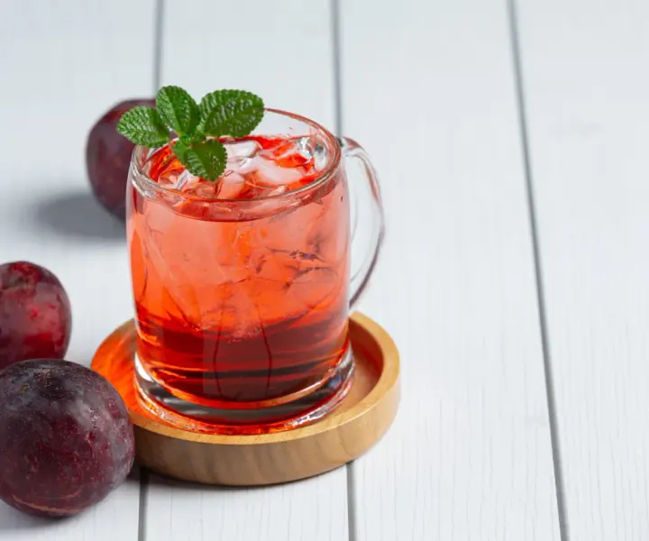 Zaskakujące drinki ze śliwowicą, które oczarują Twoich gości
