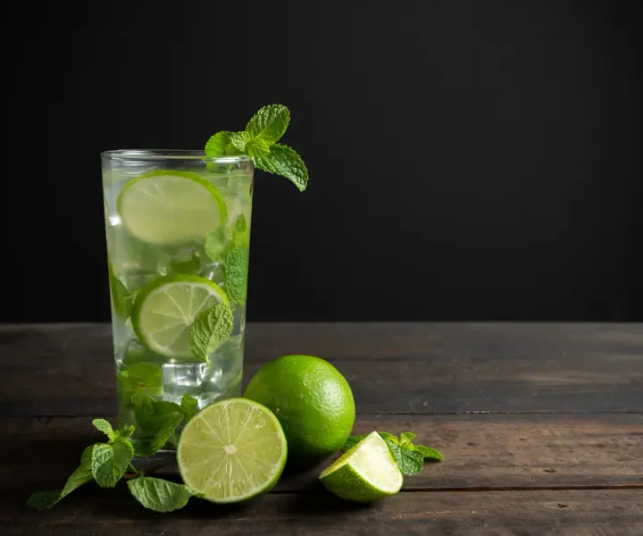 Ile kosztuje drink mojito? Sprawdź ceny w barach i sklepach