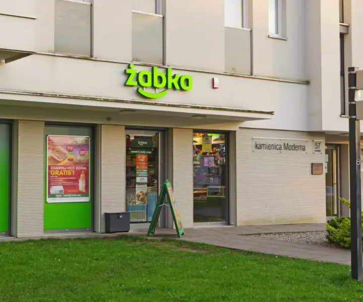 Ile płacą w Żabce - Stawki, pensje, benefity. Czy warto?