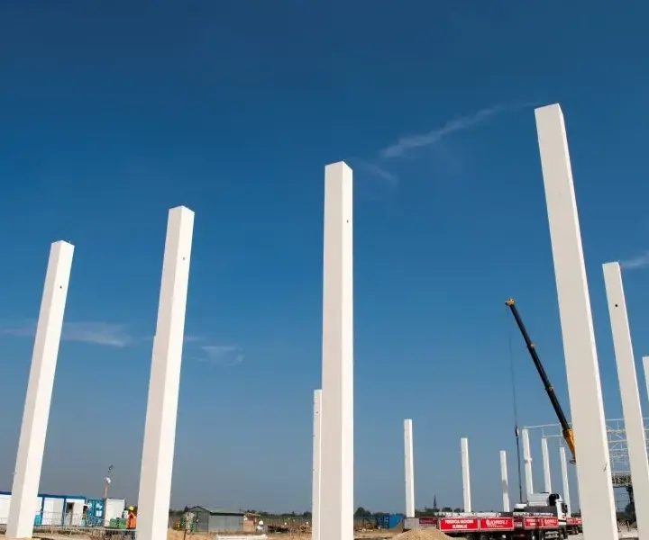 Słupy żelbetowe 24x24: Aktualne ceny i zastosowania w 2025