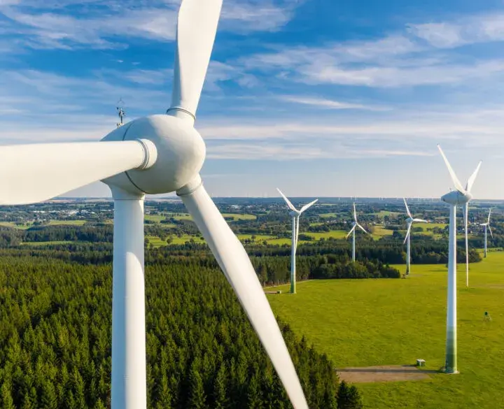 Kto wynalazł elektrownie wiatrowe? Fascynująca historia pionierów energii wiatrowej