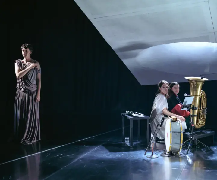 Ile trwa spektakl Antygona? Czas przedstawienia w różnych teatrach