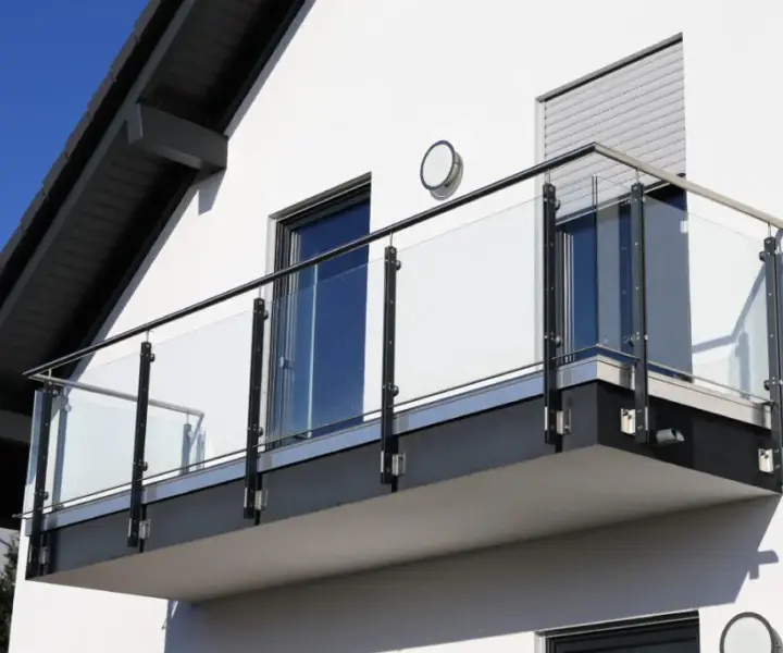 Szyby na balkon: Jak wybrać najlepsze przeszklenie balkonowe?