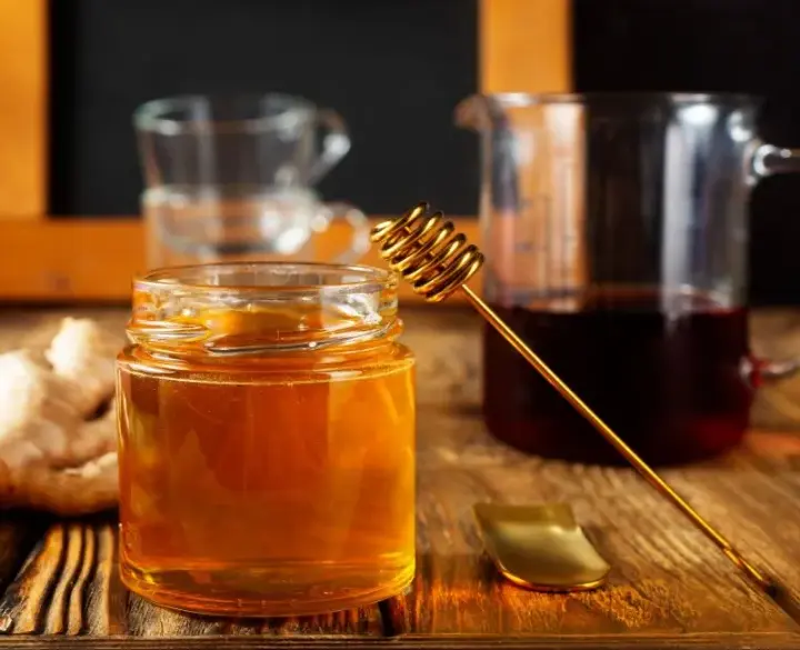100 ml miodu ile to łyżek? Prosty sposób na precyzyjne odmierzanie miodu