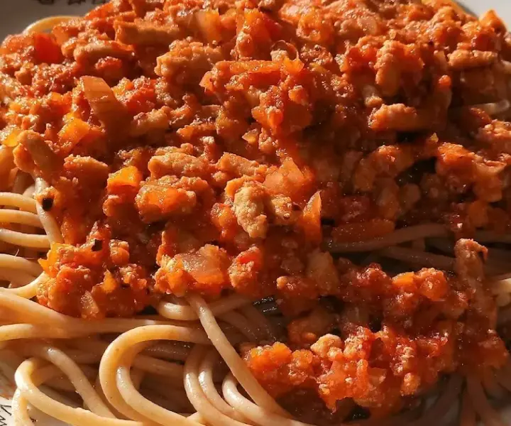 Pyszny przepis na spaghetti z mięsem mielonym bez pomidorów, który zaskoczy smakami