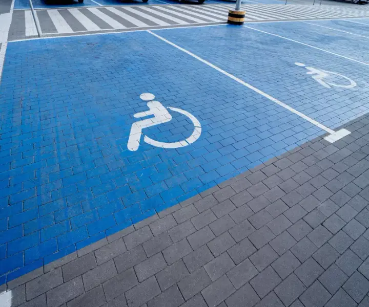 Czy miejsca parkingowe dla niepełnosprawnych są płatne? Sprawdź zasady!