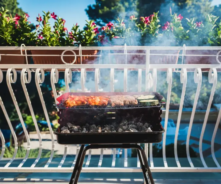 Grill jednorazowy na balkonie - co musisz wiedzieć, aby nie narazić się sąsiadom