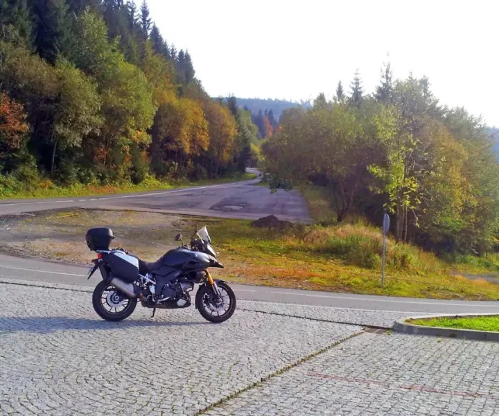 Najlepsze trasy motocyklowe na Śląsku: atrakcje, bezpieczeństwo i praktyczne porady