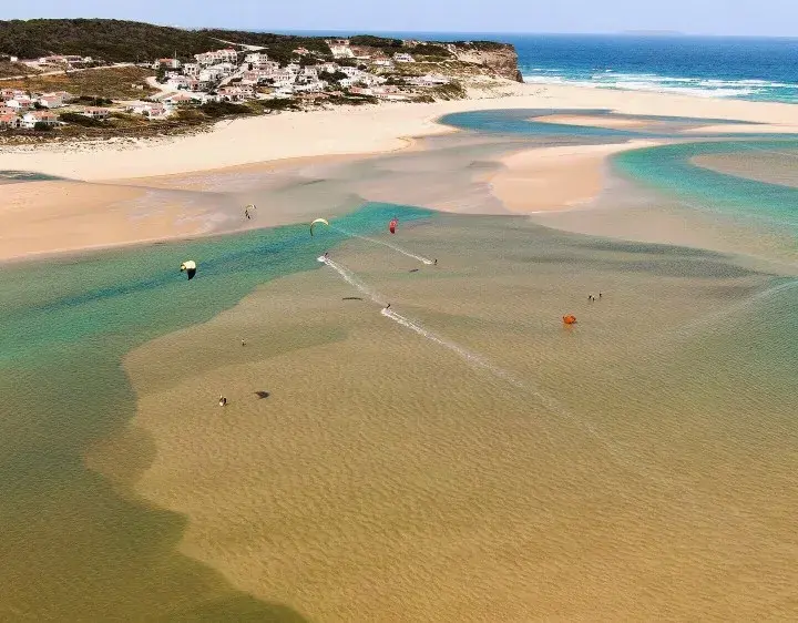 Najlepsze miejsca do kitesurfingu w Portugalii - gdzie je znaleźć