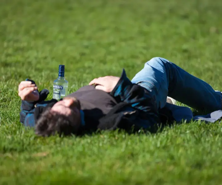 Kiedy można wezwać pogotowie do alkoholika? Objawy, które ratują życie