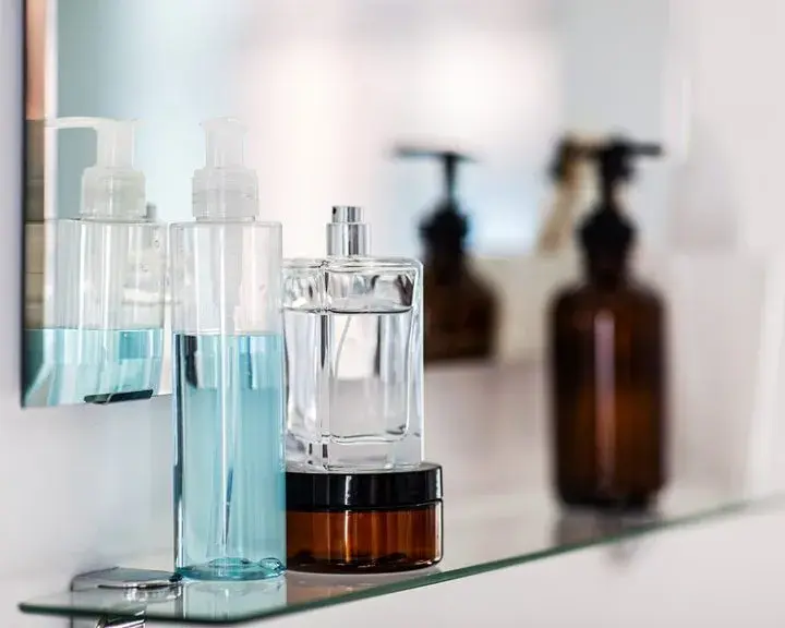 Czym grozi picie perfum? Poważne zagrożenia dla zdrowia