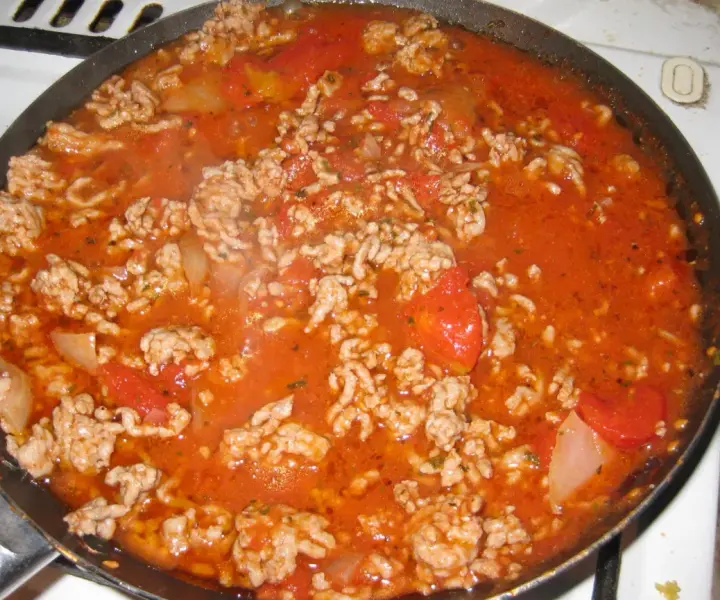 Szybki sos do spaghetti z pomidorami z puszki, który zachwyci smakiem