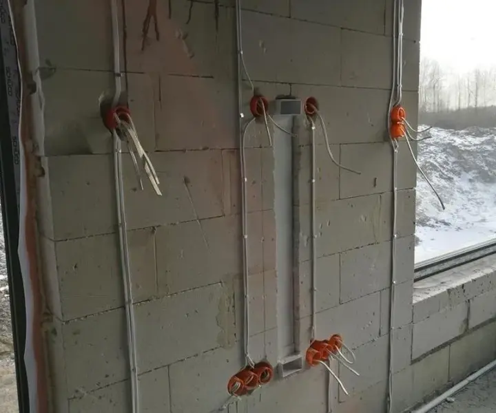 Jak bezpiecznie prowadzić kable w ścianie - poradnik elektryka