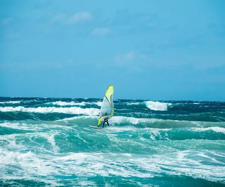 Windsurfing jaki żagiel na jaki wiatr – wybierz idealny sprzęt na każdą pogodę