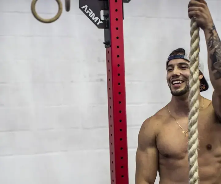 Cross trening co to? Poznaj korzyści i różnice z CrossFitem