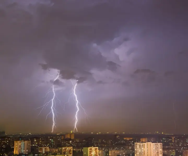 Czy listwa antyprzepięciowa naprawdę chroni przed piorunem? Sprawdź!