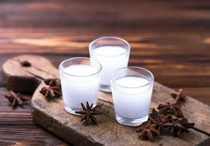 Pyszne drinki z ouzo przepis, które zaskoczą Twoje podniebienie