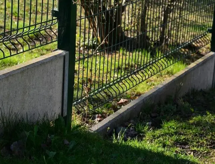 Jak zrobić ogrodzenie na pochyłym terenie: 5 skutecznych metod