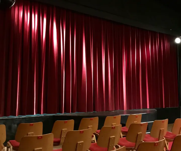 Rola nowoczesnych technologii w wyposażeniu sal teatralnych i widowiskowych