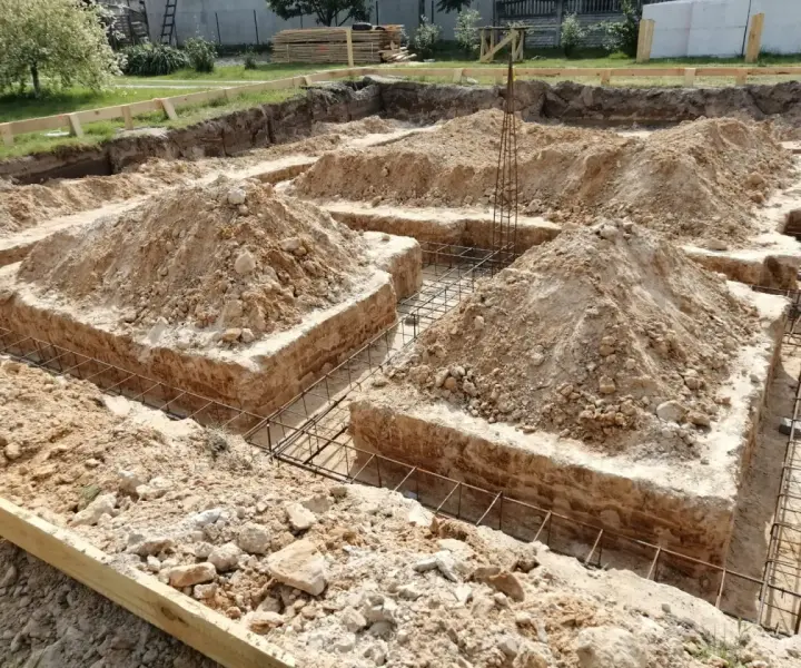 Fundamenty bez szalunków: Oszczędna metoda budowy - co warto wiedzieć?