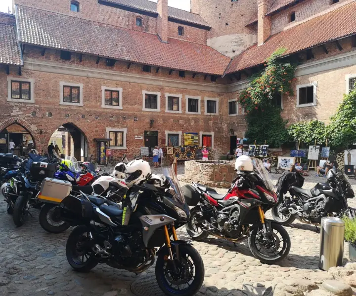 Najlepsze trasy motocyklowe na Mazurach – mapa i praktyczne wskazówki dla motocyklistów