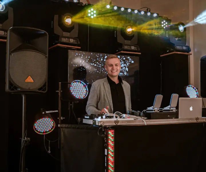 Ile bierze DJ za imprezę? Przegląd cen i co wpływa na koszty