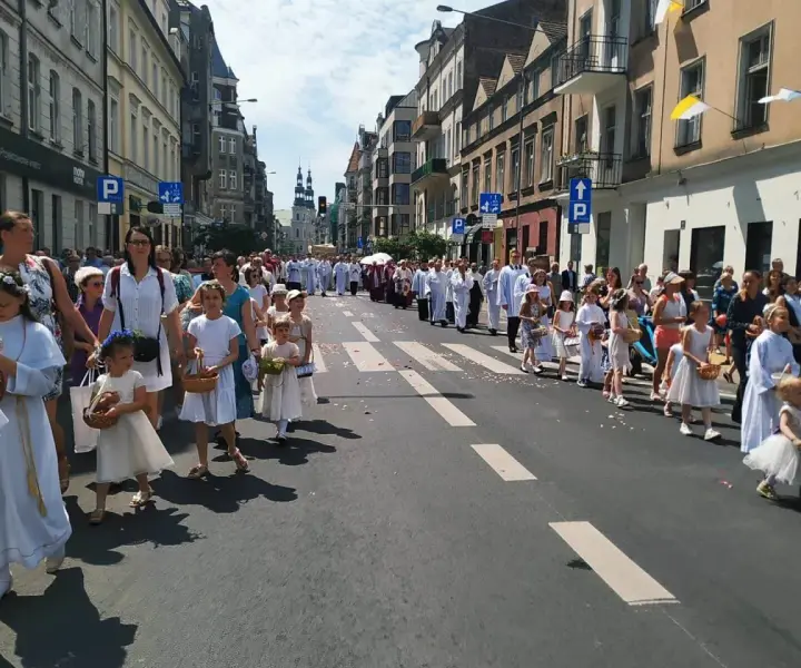 Dlaczego w kościele robi mi się słabo? Przyczyny i jak temu zapobiec