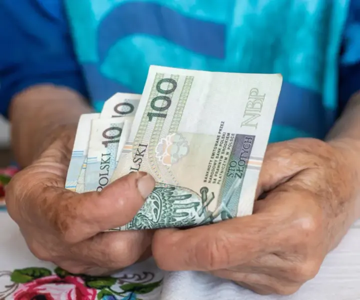 Pensja minimalna netto - Ile naprawdę dostaniesz na rękę?
